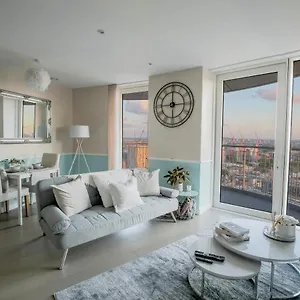 Amazing London Skyline View & Transport Links Apartment