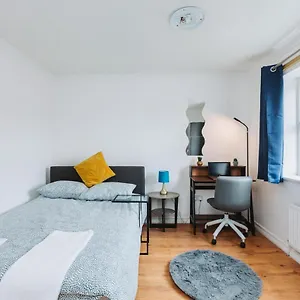 Double With Private Bathroom, Parking & Wifi Homestay
