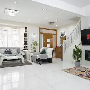 Barking Haven Retreat - Airport - Parking - Train Station Holiday home